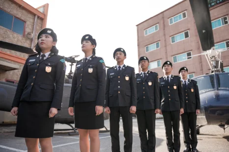 제복을 입고 서 있는 사람들