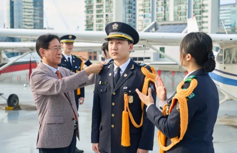 제복을 입은 사람들에게 훈장을 수여하는 모습