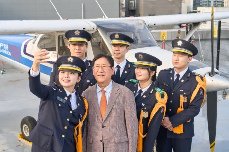 제복을 입은 사람들의 기념사진
