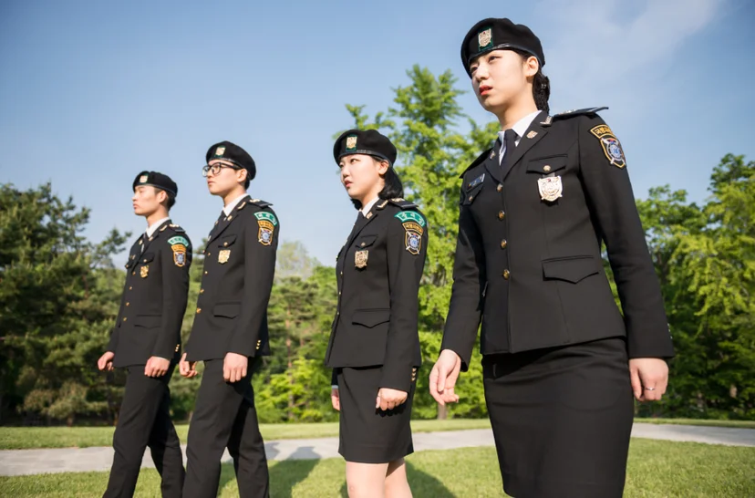 제복을 입고 야외를 걷는 사람들