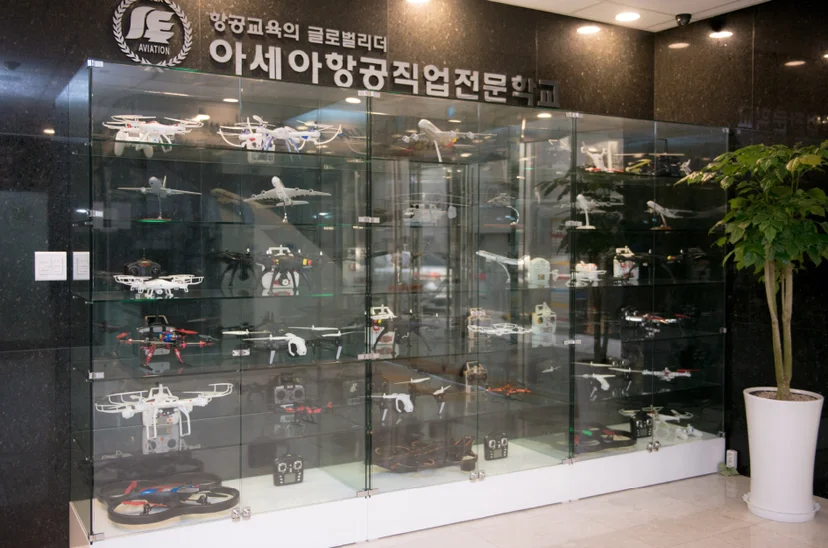 학교에 전시된 항공기 모형