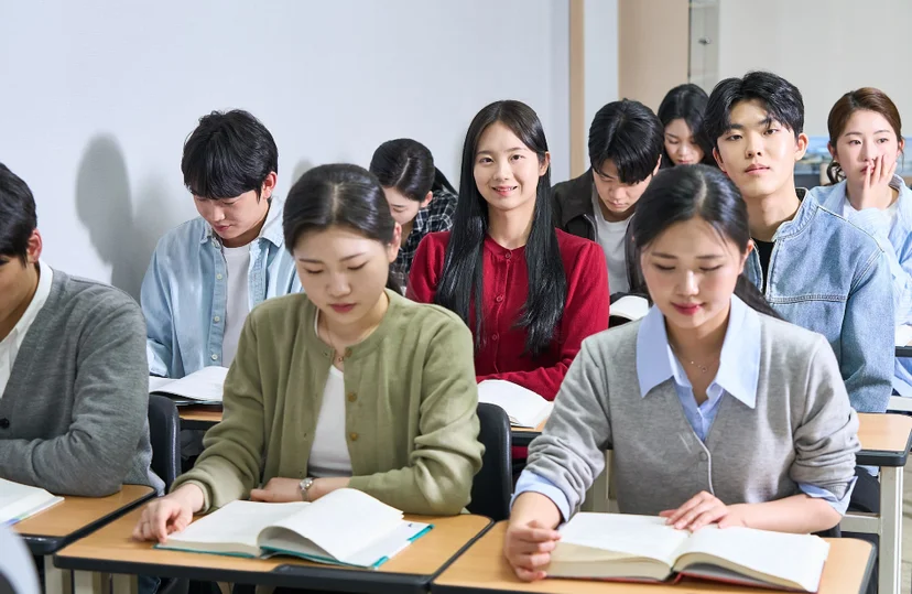 교실에서 수업을 듣는 학생들
