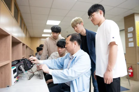 실습 장비를 다루는 학생들
