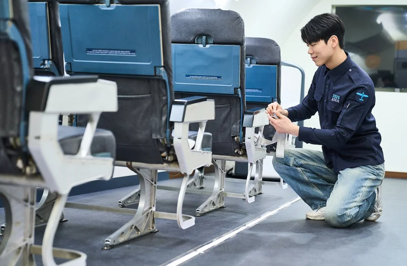 항공기 기내 실습 공간에서 장비를 살펴보는 모습