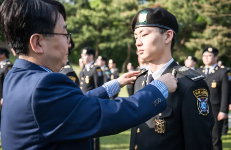 행사에서 제복을 정돈하는 모습