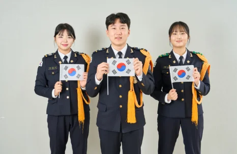 태극기를 들고 기념촬영한 사람들