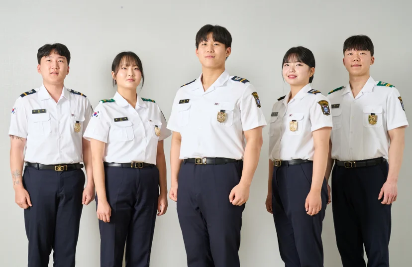 제복을 입고 기념촬영한 사람들