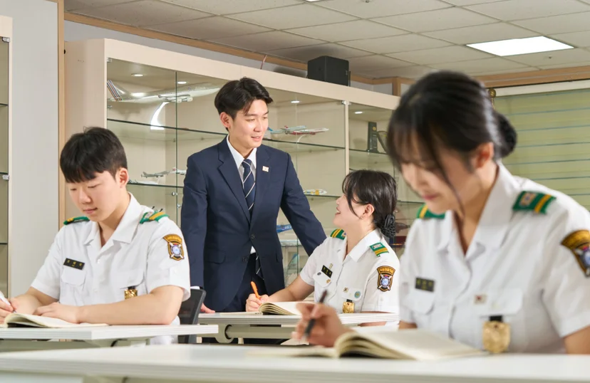 항공보안 실습 수업에서 설명을 듣는 모습
