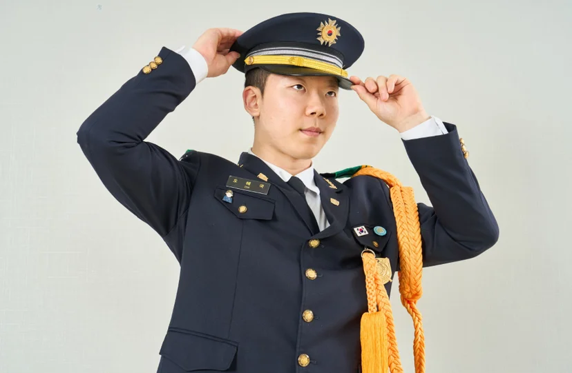 제복을 입고 모자를 쓴 사람