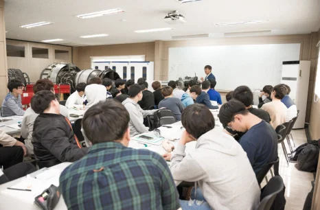 교실에서 수업을 듣는 학생들