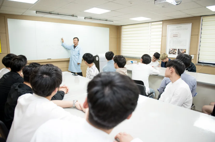 강의실에서 진행하는 수업 모습