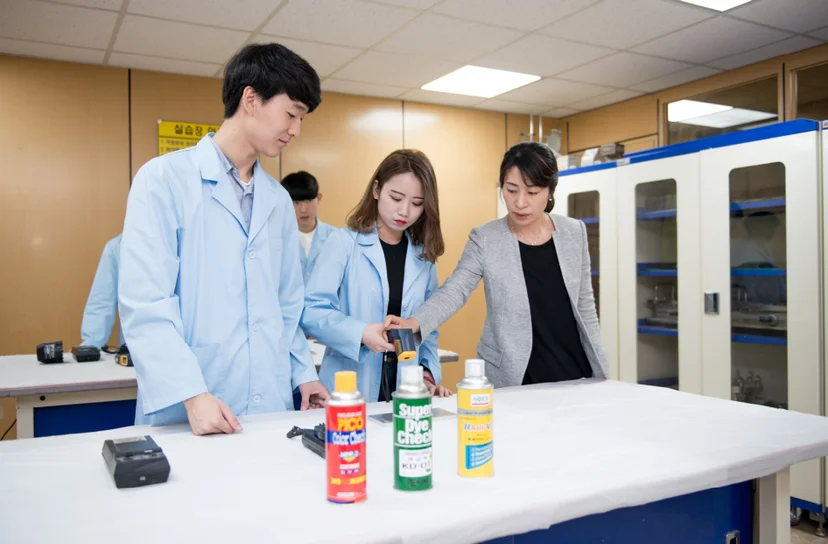실습실에서 장비를 살펴보는 모습