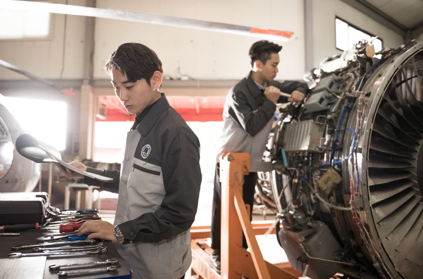 항공기 엔진 장비를 점검하는 실습 모습