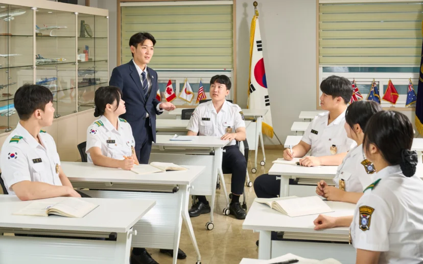 교실에서 진행하는 군 관련 수업 모습
