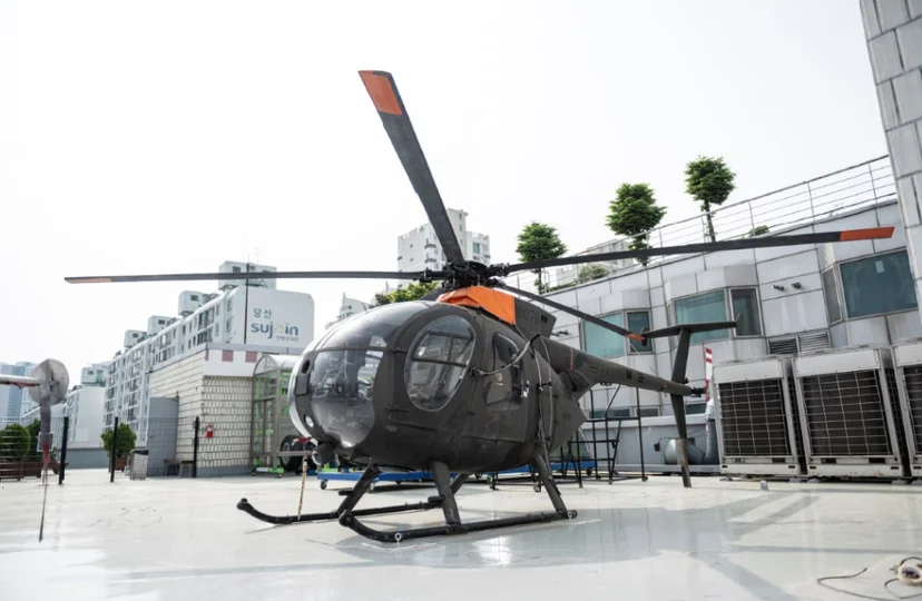 학교 야외 공간에 전시된 헬리콥터