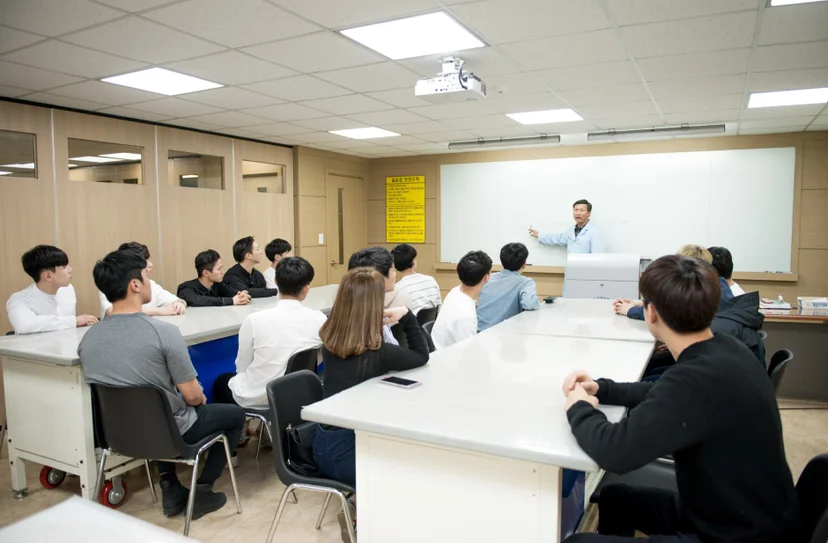 교실에서 수업을 듣는 학생들
