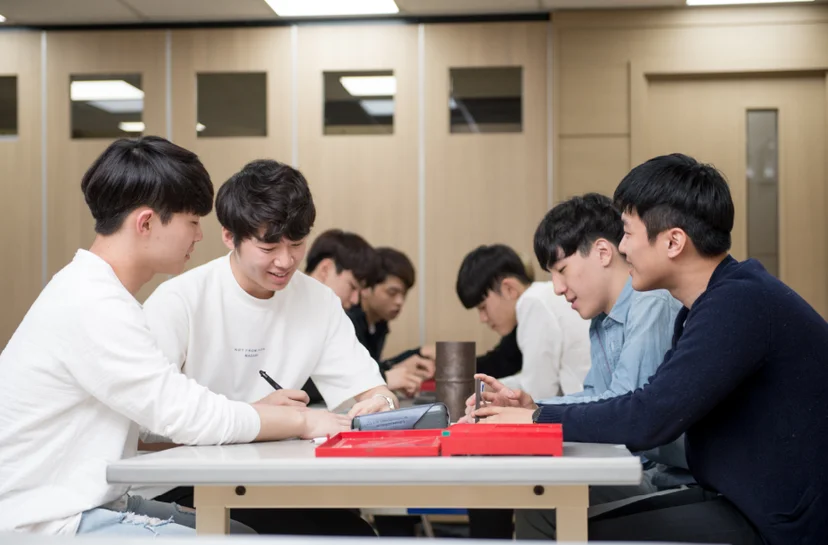 실습 장비를 함께 살펴보는 교육생들