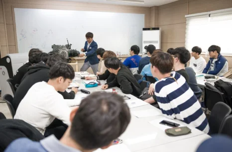 강의실에서 진행하는 수업 모습