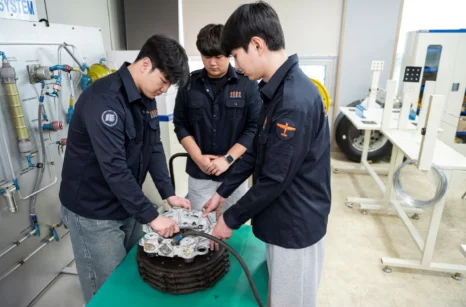 부품을 함께 살펴보는 실습 모습