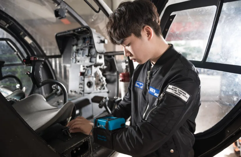 항공기 조종석에서 진행하는 실습 모습