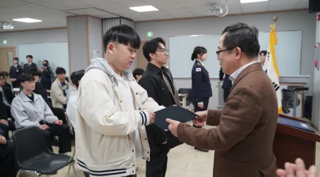 행사에서 기념품을 전달하는 모습