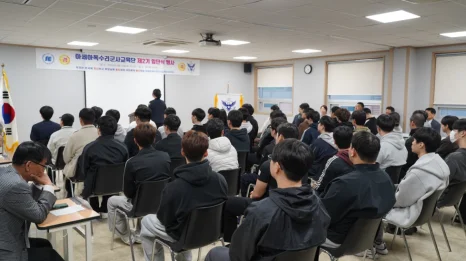 행사장에서 설명을 듣는 사람들