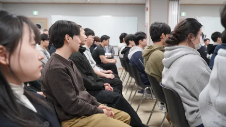 행사장에 앉아 있는 참석자들