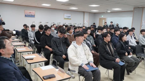 행사장에 앉아 있는 참석자들