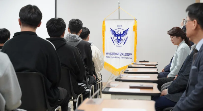 행사장에 서 있는 참석자들
