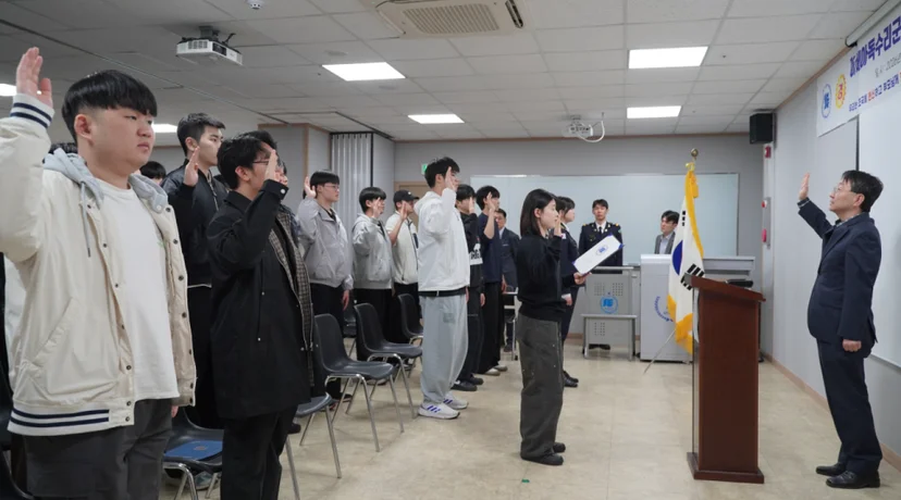 행사장에서 선서를 하는 참석자들