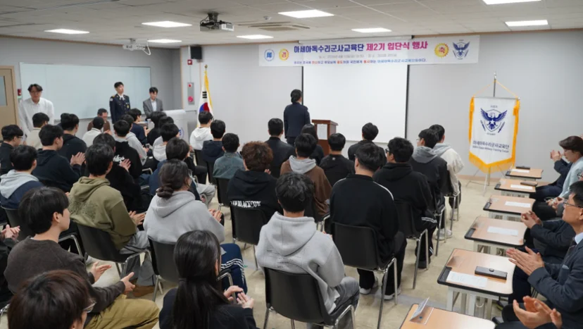 행사장에서 발표를 듣는 사람들