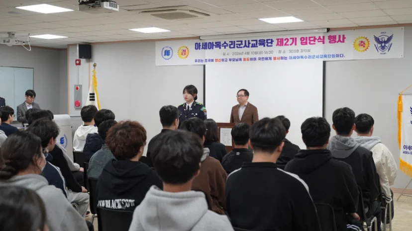 행사장에서 설명을 듣는 사람들