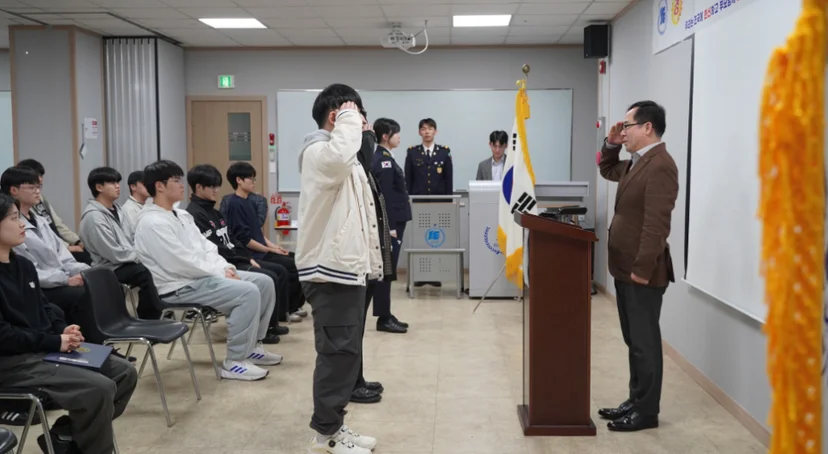 행사장에서 발표를 듣는 모습