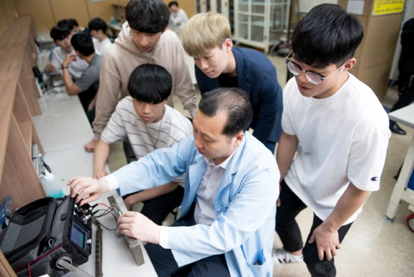실습 장비를 함께 살펴보는 사람들