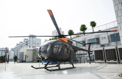 학교 야외 공간에 전시된 헬리콥터