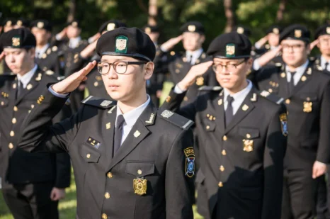 야외에서 경례하는 사람들