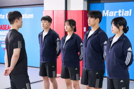 체육관에서 설명을 듣는 사람들