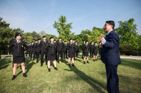 야외에서 설명을 듣는 사람들