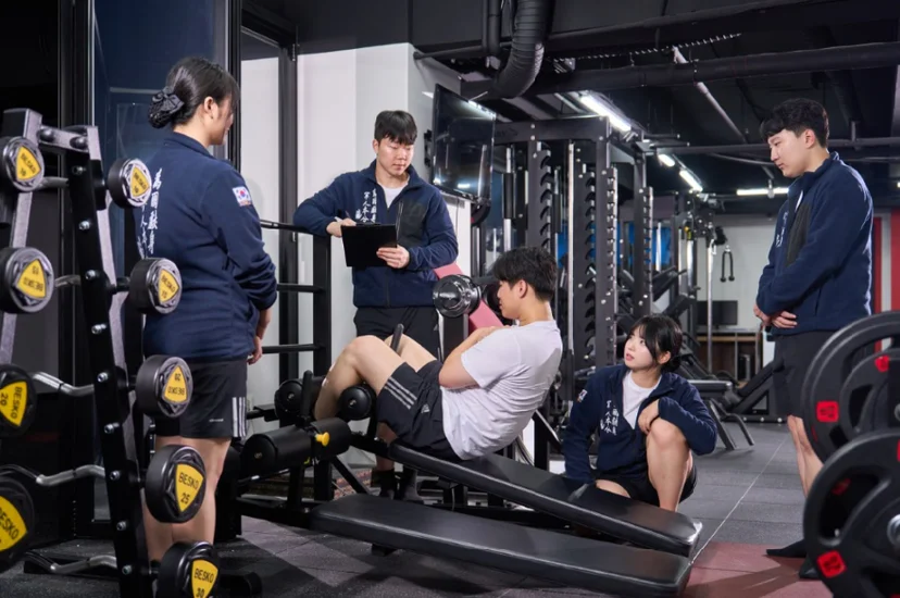 체육관에서 운동 기구를 활용하는 모습