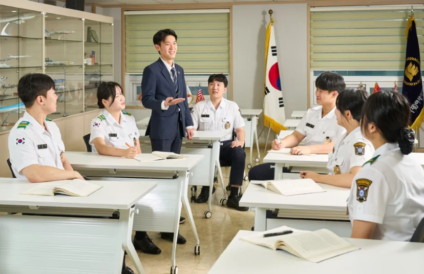 교실에서 설명을 듣는 학생들