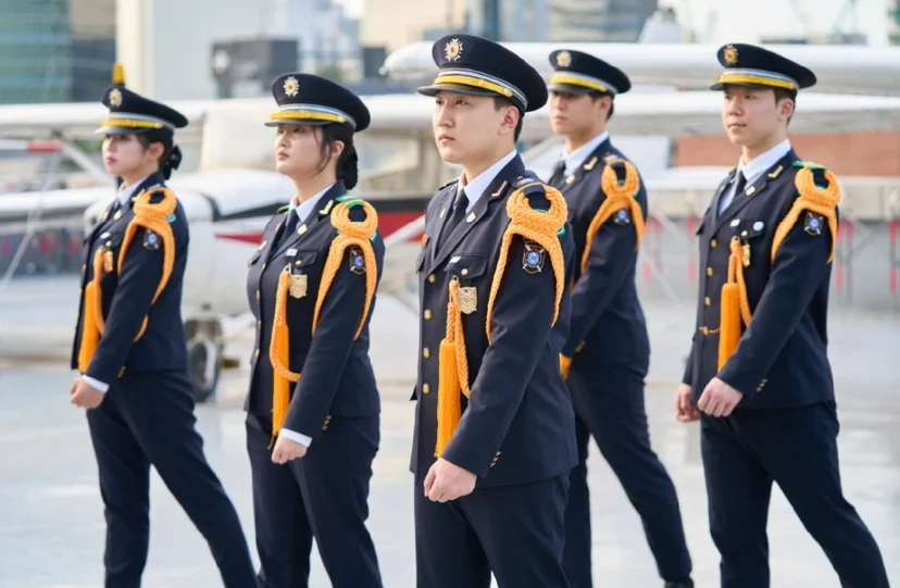 제복을 입고 줄지어 선 사람들