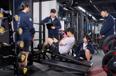 체육관에서 운동 기구를 활용하는 모습