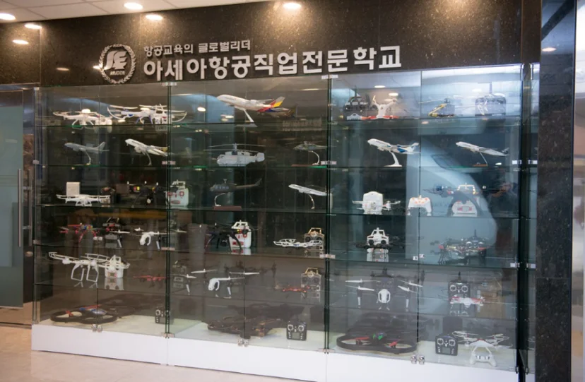 아세아항공직업전문학교의 상패와 모형 전시 공간