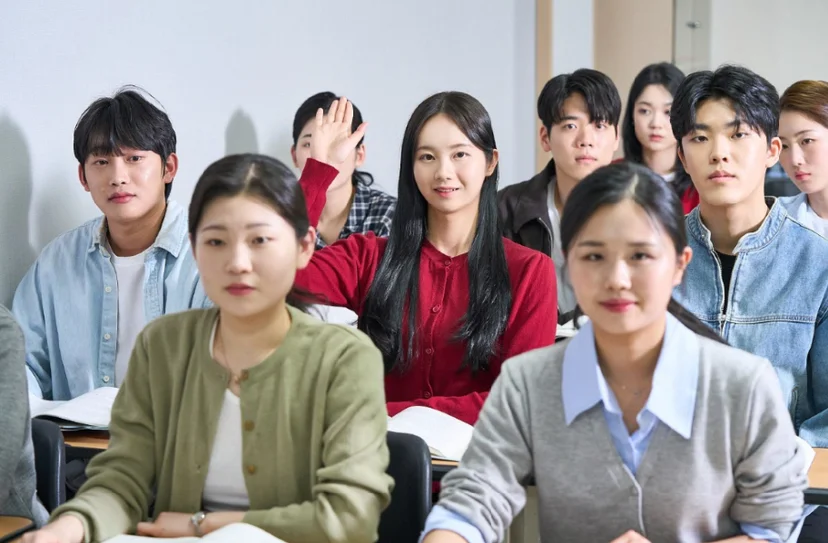 교실에 여러 사람이 앉아 한 사람이 손을 들고 있는 모습