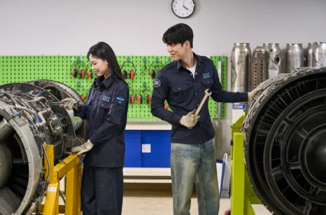 항공기 엔진 장비를 점검하는 모습