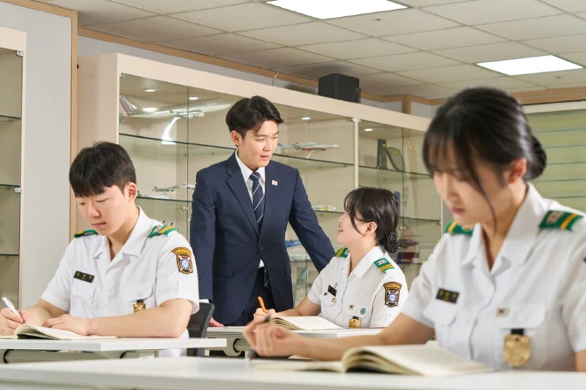 교실에서 자료를 살펴보는 학생들