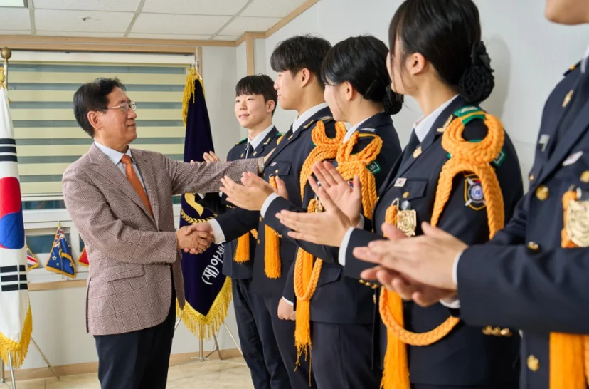 행사에서 증서를 전달하는 모습
