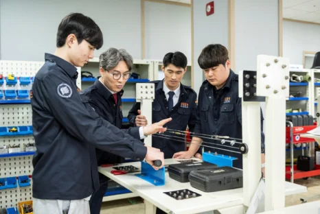 항공정비 실습을 지도하는 모습