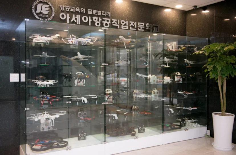 항공기 모형을 진열한 유리 장식장