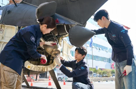 항공기 아래에서 함께 실습하는 모습